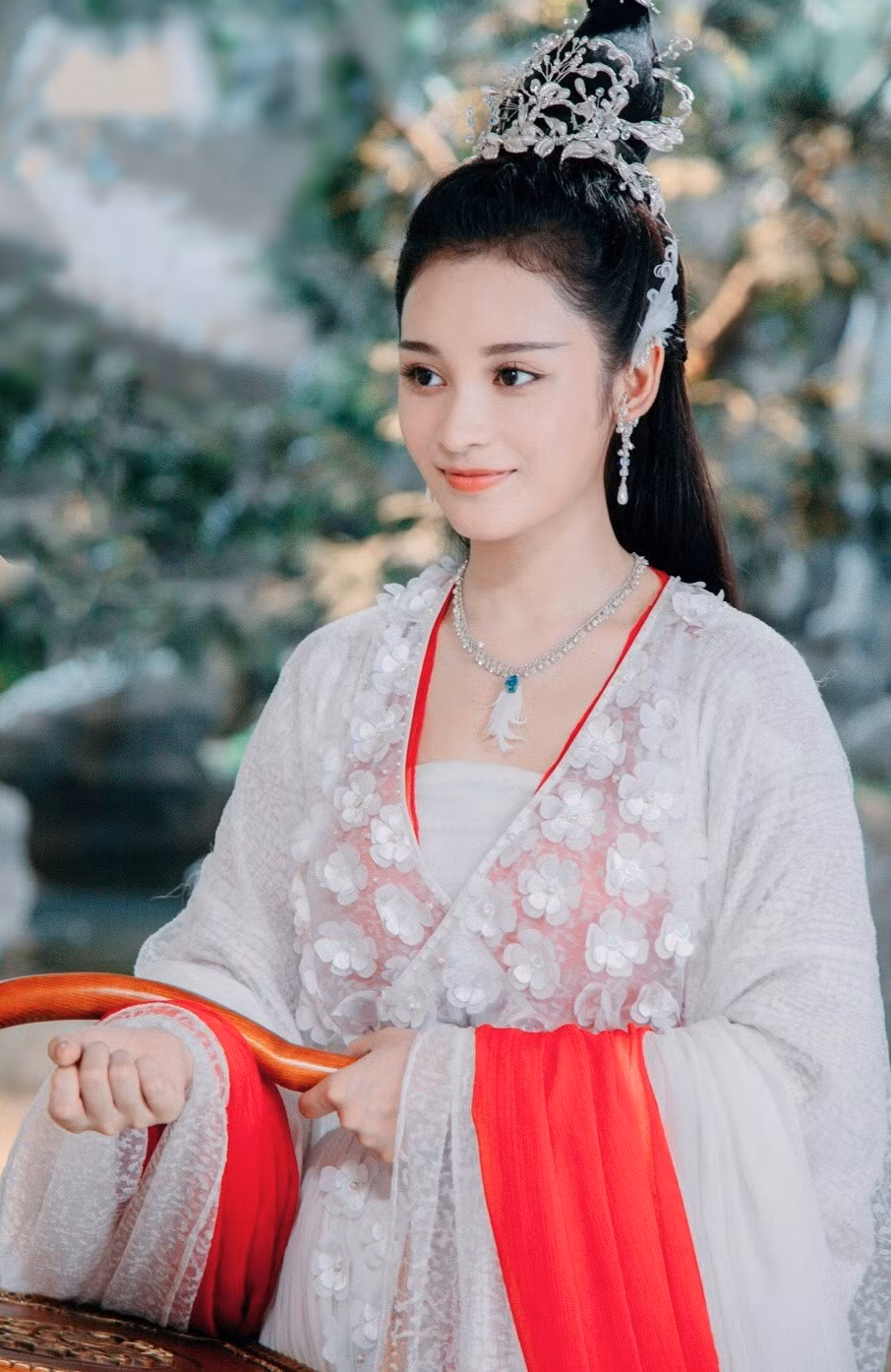 "Cô ấy cùng với Angelababy, Cổ Lực Na Trát xứng đáng được gọi là mỹ nhân phim cổ trang. Tiếc là xét về danh tiếng, Vương Nhất Phi kém xa các đàn chị", KKnews nhận xét.