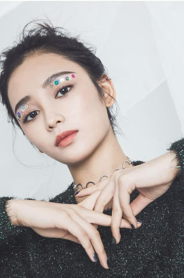 Vương Nhất Phi sinh năm 1995, sở hữu vóc dáng lý tưởng với chiều cao 1,75 m, nặng 55 kg. Cô tốt nghiệp Học viện Điện ảnh Bắc Kinh. Năm 2017, cô xuất hiện trong Lý Tuệ Trân xinh đẹp cùng Địch Lệ Nhiệt Ba, Thịnh Nhất Luân.