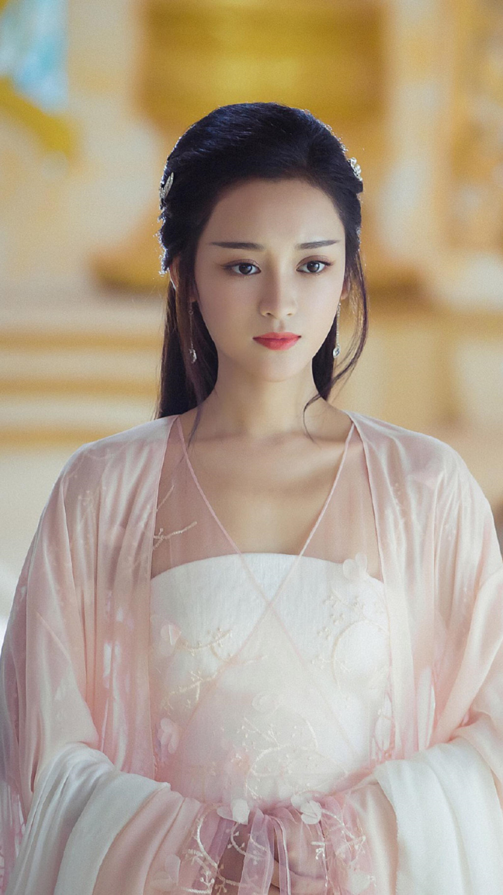 Trong dàn diễn viên trẻ có ngoại hình nổi bật ở Trung Quốc, Vương Nhất Phi được ca tụng có sắc đẹp thoát tục, thanh khiết. Theo Sina, nữ diễn viên sinh năm 1995 sở hữu vẻ đẹp “ngắm là mê mệt”. Tuy nhiên, gần đây, cô lại trở thành đối tượng bị cư dân mạng chỉ trích sau những phát ngôn tranh cãi dành cho công ty quản lý. Trên Weibo, cô bị chế nhạo chưa nổi tiếng đã biết xấc xược. Nhiều cư dân mạng đòi tẩy chay Vương Nhất Phi.