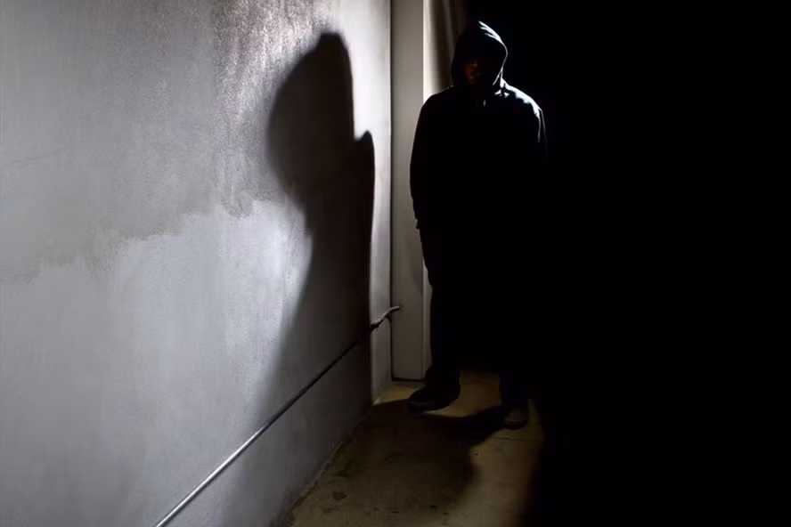 Kẻ biến thái là nỗi lo chung của chị em phụ nữ. (Ảnh: Shutterstock)