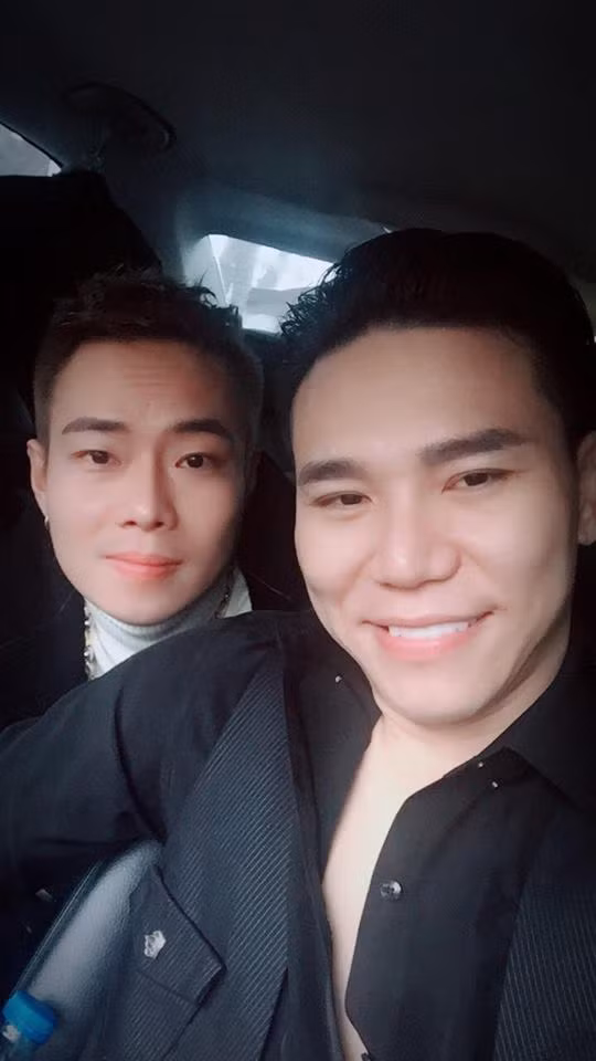 Ca sĩ Nam Khang tiết lộ Châu Việt Cường tháng nào cũng gửi tiền về cho mẹ.