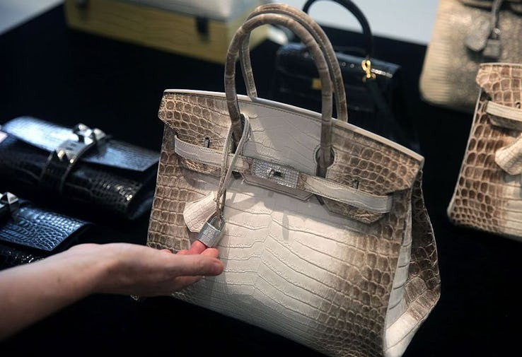  Túi Hermès Himalaya Birkin 4 tỷ đồng: Chiếc túi da cá sấu Hermès Himalaya được bọc bằng kim cương. Tại cuộc đấu giá Heritage, Matte Himalayan Nilo Crocodile Birkin đã được bán với giá 200.000 USD. Chiếc túi hiện đang được các ngôi sao nổi tiếng như Kim Kardashian, Jennifer Lopez và Victoria Beckham sử dụng.