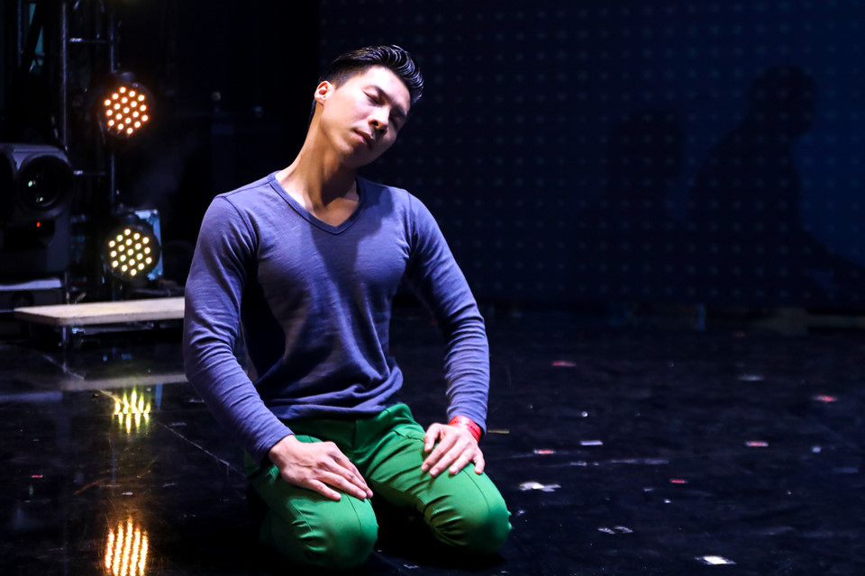 Trong khi đó, Quốc Nghiệp luyện tập phần quan trọng với anh là sức mạnh của cổ. Sau cú ngã đau điếng khi luyện tập hôm 3/6, nhiều khán giả lo lắng cho sức khỏe của Quốc Nghiệp và khả năng trình diễn của anh, nhưng cả hai anh em đã nhanh chóng trấn an công chúng ở Việt Nam.