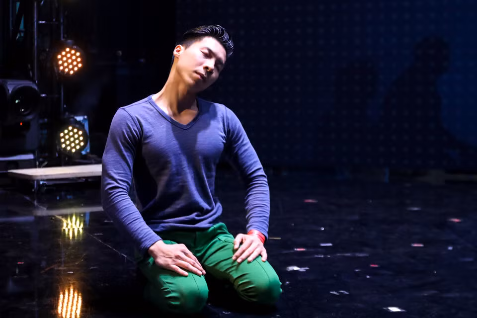 Trong khi đó, Quốc Nghiệp luyện tập phần quan trọng với anh là sức mạnh của cổ. Sau cú ngã đau điếng khi luyện tập hôm 3/6, nhiều khán giả lo lắng cho sức khỏe của Quốc Nghiệp và khả năng trình diễn của anh, nhưng cả hai anh em đã nhanh chóng trấn an công chúng ở Việt Nam.