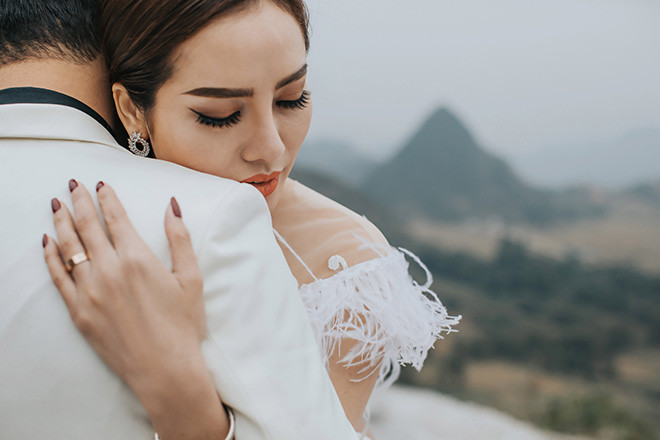 Nói về đức lang quân, Huỳnh Tiên chia sẻ: “Lâm Vũ là người tâm lý, hiền lành, chăm sóc chu đáo. Trong quá trình tìm hiểu chúng tôi trải qua nhiều thử thách nhưng cuối cùng đến bến bờ hạnh phúc”.