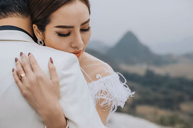 Nói về đức lang quân, Huỳnh Tiên chia sẻ: “Lâm Vũ là người tâm lý, hiền lành, chăm sóc chu đáo. Trong quá trình tìm hiểu chúng tôi trải qua nhiều thử thách nhưng cuối cùng đến bến bờ hạnh phúc”.