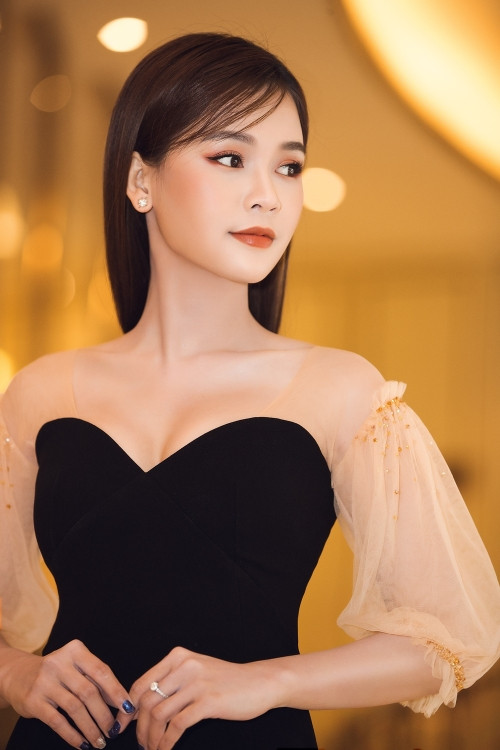 Chiều 19/3, diễn viên Sam cùng Hoa hậu H’Hen Niê xuất hiện xinh đẹp tại lễ công bố Cuộc đua xe đạp toàn quốc, tranh cúp truyền hình TP HCM lần thứ 30. Trong trang phục váy đen bó sát khoe đường cong hoàn hảo, người đẹp thu hút mọi sự chú ý của những người có mặt tại sự kiện.