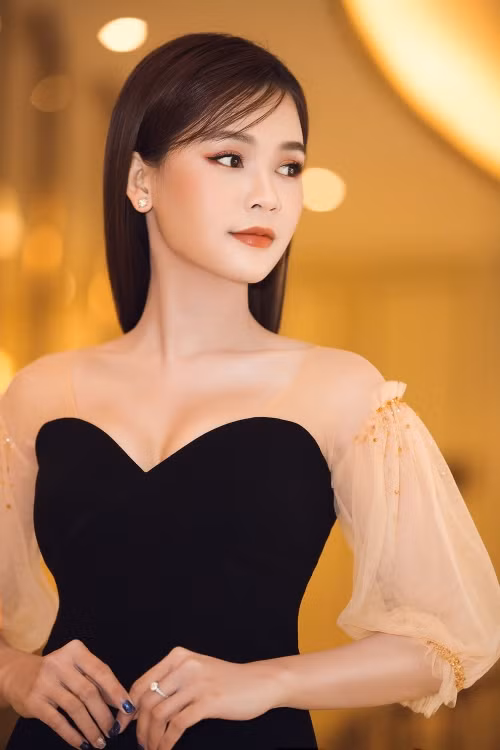 Chiều 19/3, diễn viên Sam cùng Hoa hậu H’Hen Niê xuất hiện xinh đẹp tại lễ công bố Cuộc đua xe đạp toàn quốc, tranh cúp truyền hình TP HCM lần thứ 30. Trong trang phục váy đen bó sát khoe đường cong hoàn hảo, người đẹp thu hút mọi sự chú ý của những người có mặt tại sự kiện.