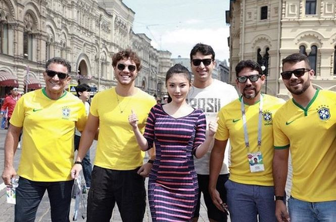 Là một fan cuồng của "môn thể thao vua", người đẹp Trung Quốc đến Nga xem World Cup và chụp hình cùng các nam cổ động viên của tuyển Brazil.