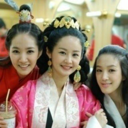 Nữ diễn viên Kim Ga Yeon gặp phải sự chỉ trích từ cộng đồng mạng khi up hình cũ của Park Min Young.