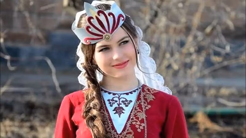 Ngoài sống thọ, bộ tộc tự xưng là hậu duệ của Alexander Đại đế này còn sở hữu những mỹ nhân tuyệt sắc