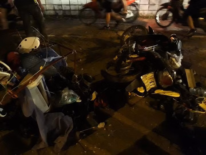 Xe máy bị ô tô đâm phải hư hỏng nặng.