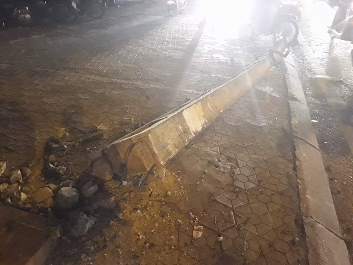  Cột điện bị ô tô đâm gãy đổ ngang đường. Do tai nạn xảy ra vào đúng giờ cao điểm nên khiến đoạn đường bị ùn tắc. Những gặp nạn, trong đó có tài xế ngay sau đó đã được đưa đi bệnh viện cấp cứu.