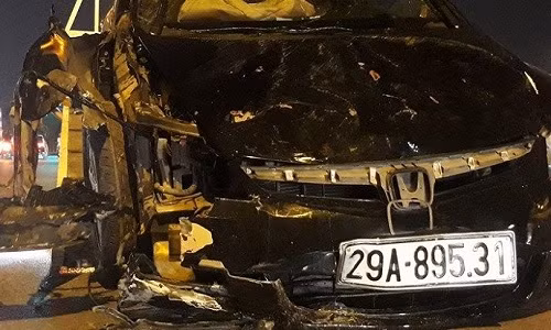 Thông tin ban đầu về vụ tai nạn giao thông ô tô đâm gãy cột điện, nhiều xe máy ở Hà Nội xảy ra vào khoảng 19h ngày 31/5, tại nút giao thông Nguyễn Khánh Toàn - Nguyễn Văn Huyên (quận Cầu Giấy, Hà Nội).