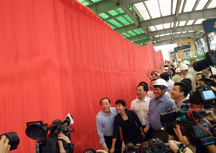 Đúng 7h sáng 20/5, Ban quản lý dự án đường sắt Bộ Giao thông vận tải, dự án đường sắt đô thị Hà Nội tuyến Cát Linh - Hà Đông tiến hành làm Lễ mở bạt đoàn tàu đầu tiên và mở cửa nhà ga mẫu La Khê (Hà Đông, Hà Nội) cho người dân đến tham quan.