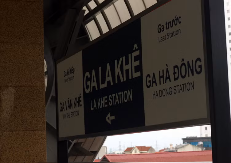 Các biển chỉ dẫn bên trong khu vực nhà ga La Khê.