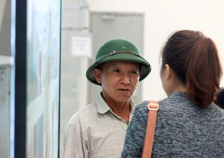 Đến tham quan nhà ga La Khê, ông Lê Tuấn Cần (67 tuổi, ở Chương Mỹ, Hà Nội) chia sẻ: "Tôi thấy nhà ga rất đẹp, hiện đại, đi lại rất thuận tiện vì có các bảng chỉ dẫn. Nếu sau này tàu đưa vào sử dụng tôi nhất định sẽ di chuyển bằng tàu. Tuy nhiên, không biết sau này tàu đi lại trên cao như thế này có đảm bảo được sự an toàn hay không?.".