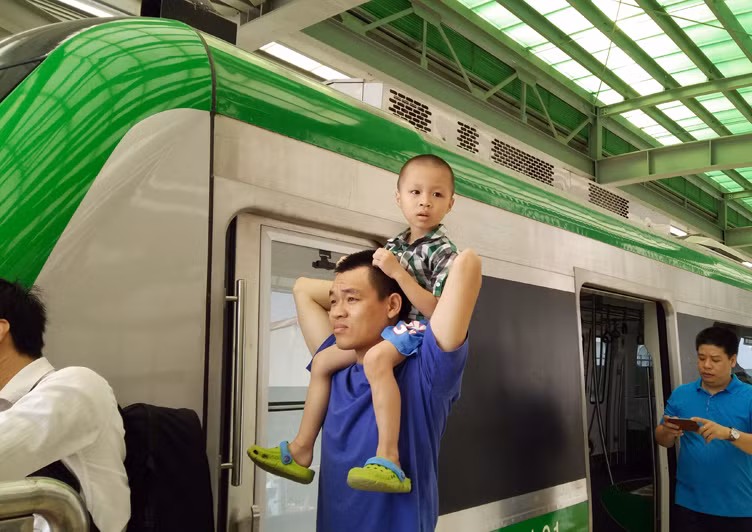 Nhiều em nhỏ thích thú được phụ huynh đưa đi ngắm tàu Cát Linh - Hà Đông.