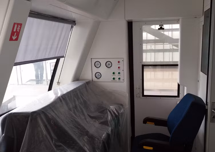 Khoang lái của đoàn tàu có các nút điều chỉnh tiếng Việt.