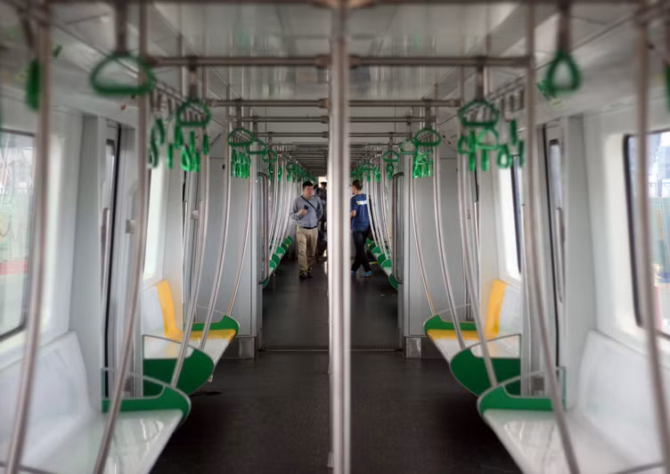 Bên trong khoang tàu đã tăng thêm tay vịn, lắp bổ sung tay nắm.