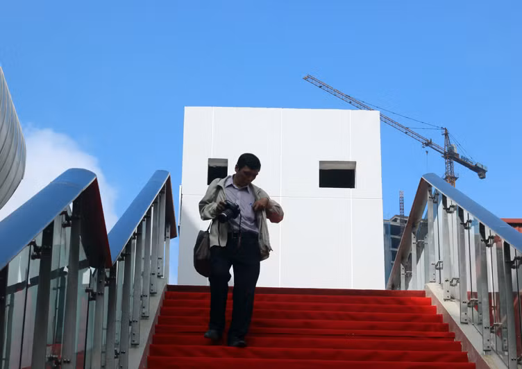 Hai lối lên xuống bằng cầu thang ở nhà ga mẫu La Khê chính thức mở cửa để người dân đến tham quan trong sáng nay.