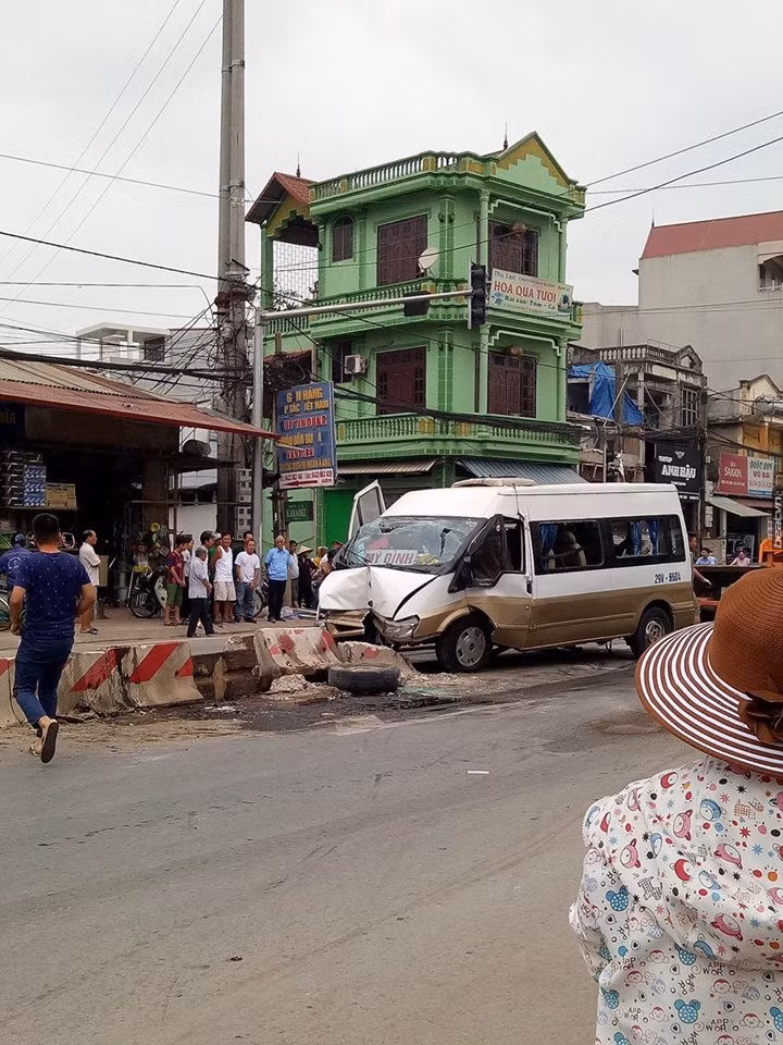 Ha Noi: Xe khach lao vao dai phan cach, nhieu nguoi bi thuong