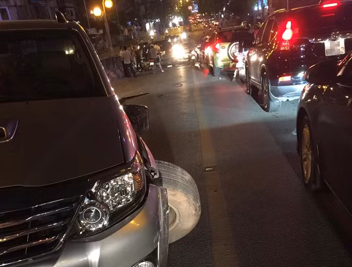 Theo hình ảnh ghi lại tại hiện trường, chiếc Fortuner bị hư hại phần đầu, dừng cách chiếc Ford Escape khoảng 10 m. Trao đổi với Zing.vn, một cảnh sát làm nhiệm vụ tại hiện trường cho biết, ít nhất một phụ nữ đi xe máy bị thương. Cảnh sát chưa ghi nhận trường hợp nào tử vong. Sự cố khiến tuyến đường bị ùn ứ. CSGT phải tạm cấm một chiều đường lên cầu vượt Láng Hạ để khám nghiệm hiện trường. Ảnh: Trường Hiếu.