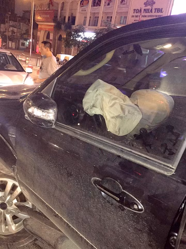 Tại hiện trường cả 4 phương tiện đều hư hỏng, nhiều mảnh nhựa vương vãi ra đường. Túi khí của Ford Escape bung khi tai nạn xảy ra. Ảnh: Trường Hiếu.