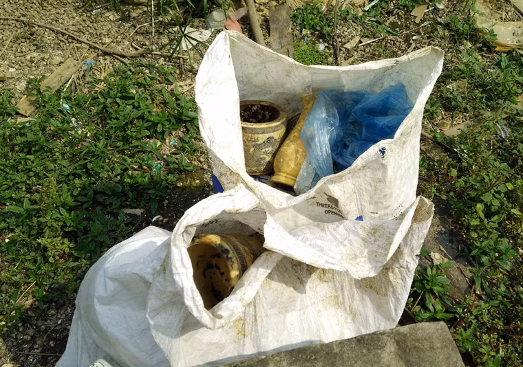 Các bao tải rác chất đống ở dưới lòng hồ Đền Lừ.