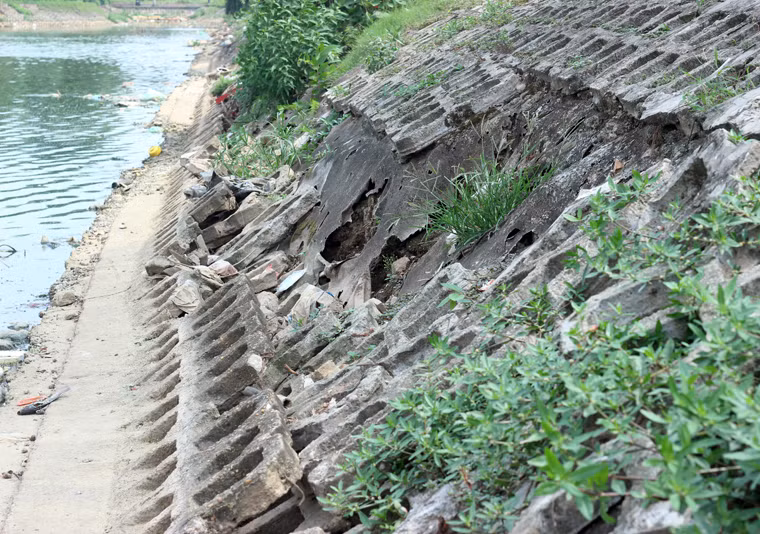 Bên cạnh đó, một số bờ kè xung quanh hồ Đền Lừ ngày càng xuống cấp nghiêm trọng nhưng vẫn không được duy tu, bảo trì sửa chữa.