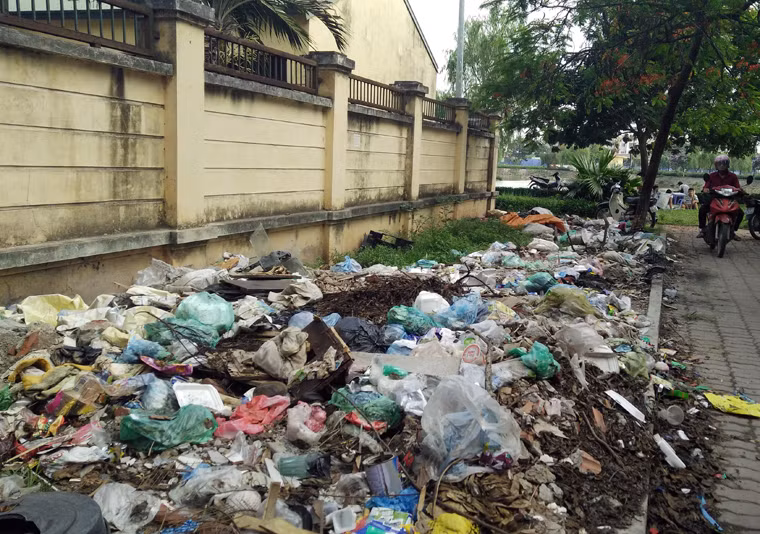 Không chỉ dưới lòng hồ Đền Lừ mà xung quanh trên bờ, các gốc cây... rác thải cũng chất thành từng đống lớn.