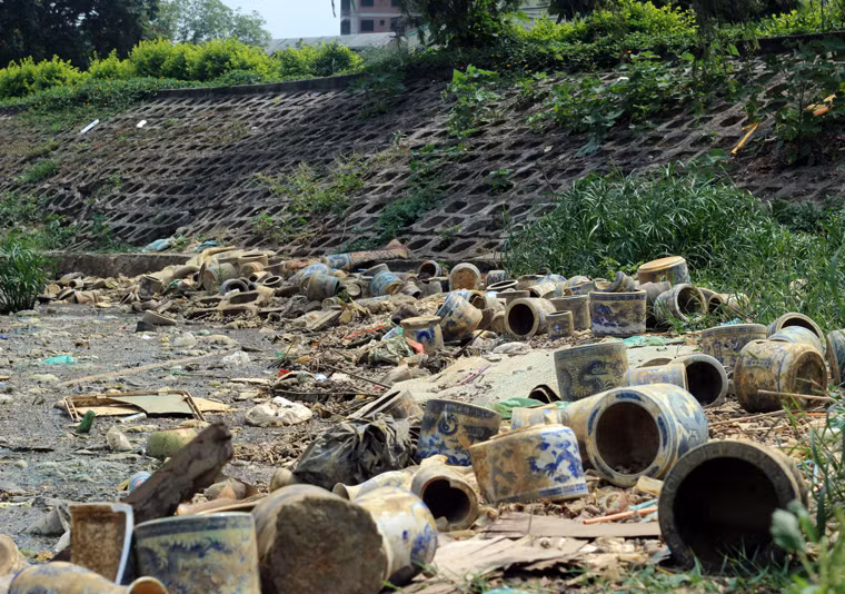 Thậm chí, người dân còn đem vứt cả hàng trăm bát hương xuống hồ Đền Lừ.