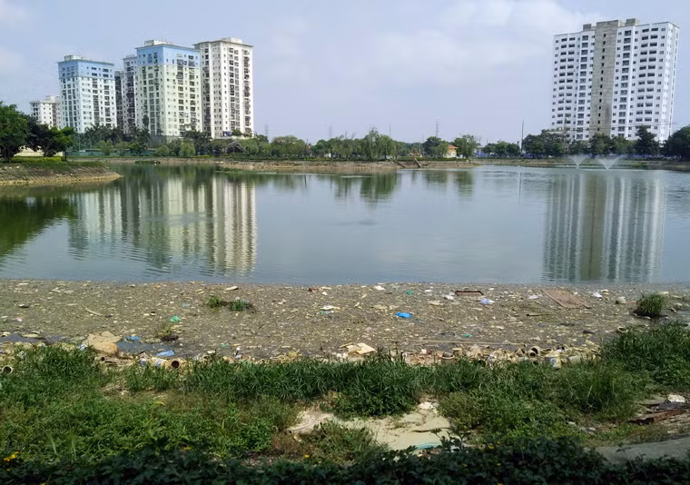 Đặc biệt, từ năm 2011 đến năm 2013, các hạng mục bên trong công viên Đền Lừ được bảo trì với kinh phí lên tới hàng chục tỷ đồng. Tuy nhiên, đến thời điểm hiện tại, khu vực này đang bị ô nhiễm nghiêm trọng, gây ảnh hưởng đến cuộc sống của người dân xung quanh, mất mỹ quan đô thị.