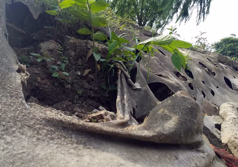 Các hạng mục bị sạt lở xuống lòng hồ ngày càng nhiều.