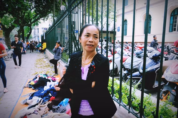Cô Lê Thị Thuyết (quê Như Thanh, Thanh Hóa), chia sẻ: "Tôi ra bệnh viện K chăm người nhà bị ốm, thấy bà Thũng phát quần áo như vậy, chúng tôi vô cùng cảm động. Nói thật, nhiều người nghèo, lại ở xa khi đến đây điều trị, thăm người nhà đi lại, tiêu pha tốn kém và phải tiết kiệm từng đồng, chả dám mua cái gì. Bà Thũng phát quần áo như vậy giúp đỡ chúng tôi rất nhiều".