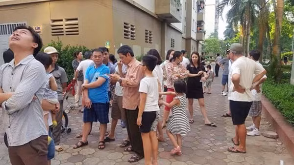 Ha Noi: Bang hoang be 5 tuoi roi tu tang 17 chung cu New Skyline-Hinh-3