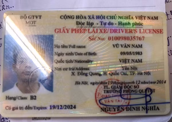 Tai xe taxi lao vao duong xe uu tien den cong an trinh dien-Hinh-2