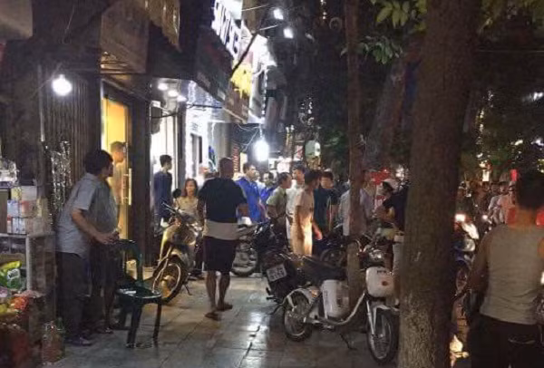 Ha Noi: Xong vao shop quan ao chem trong thuong 2 nguoi