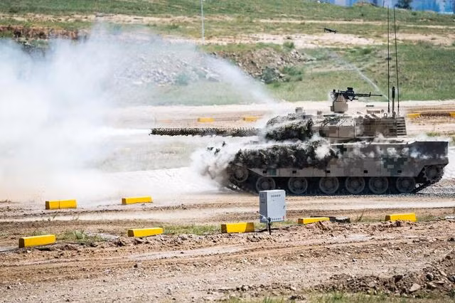 Ngoài khả năng cơ động, theo các nhà quân sự Trung Quốc, ưu điểm nhất đối với Type-15 là hỏa lực có thể xuyên thủng áo giáp hiện đại của xe tăng địch. Hiện tại, đối thủ của Trung Quốc tại khu vực Thanh-Tạng là Ấn Độ, được trang bị xe tăng tiên tiến nhất là T-90S, nhập khẩu từ Nga, có khả năng cơ động và bảo vệ tốt.