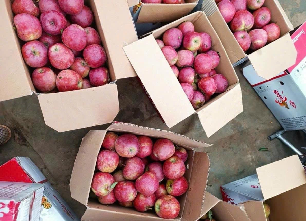 Trái cây "ngoại" la liệt, nhiều loại siêu rẻ chỉ 12.000-20.000 đồng/kg Trai cay