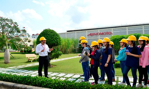Sinh viên trong chuyến tham quan tại nhà máy Ajinomoto Biên Hòa.