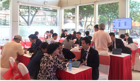 Khách hàng tham quan dự án The Park Avenue.