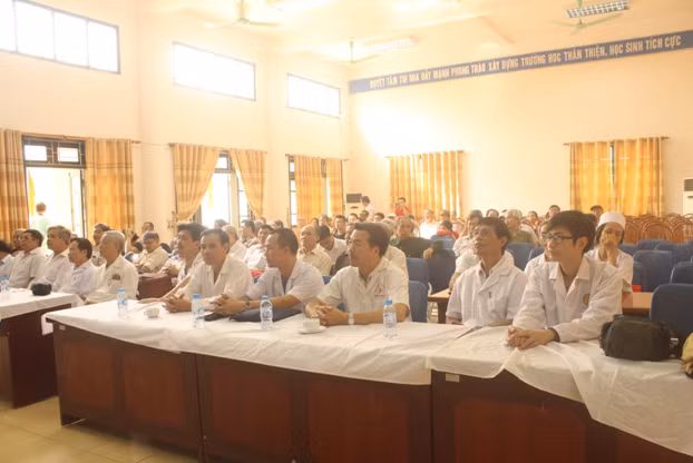 Abipha tu van suc khoe, tang qua nan nhan chat doc da cam-Hinh-3