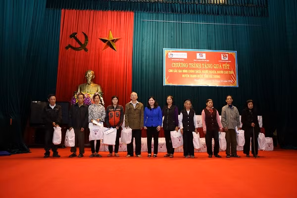 “Dược phẩm Tâm Bình tặng quà Tết cho các gia đình chính sách, người cao tuổi, người nghèo huyện Thanh Miện, Hải Dương”.