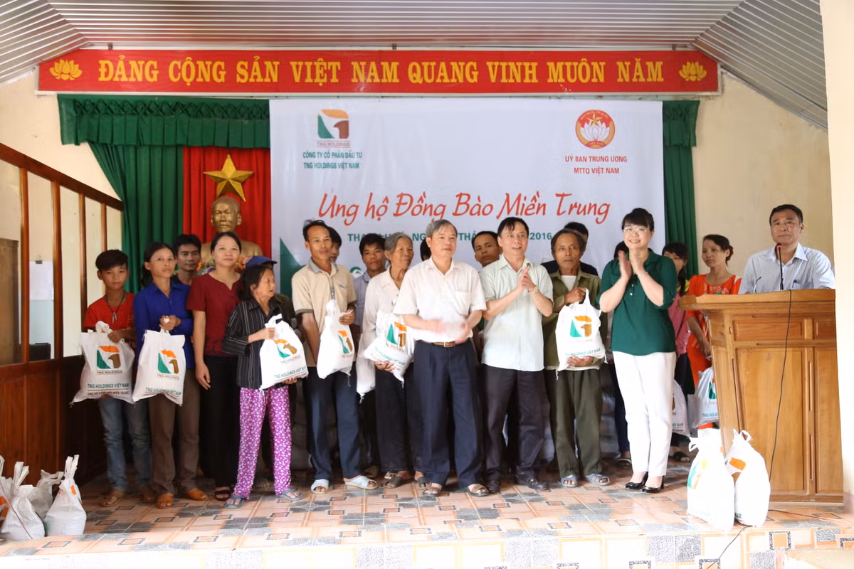 Bà Nguyễn Thị Nguyệt Hường (áo xanh) – CT HĐQT công ty TNG Holdings Việt Nam cùng đại diện Ủy ban Mặt trận Tổ quốc Việt Nam tỉnh Thanh Hóa trao quà cho bà con ngư dân xã Thạch Quảng, huyện Thạch Thành, tỉnh Thanh Hóa.