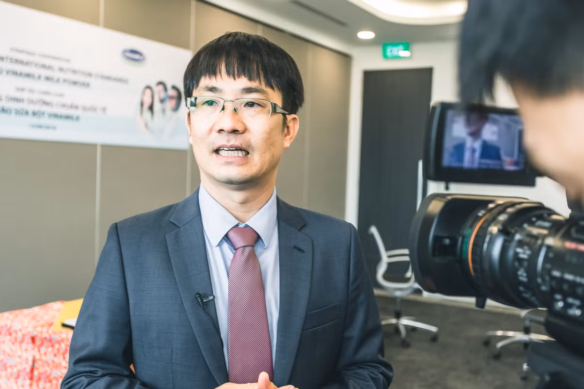 Ông Phan Minh Tiên, GĐĐH Vinamilk phát biểu tại lễ ký kết hợp tác chiến lược với DSM – Thụy Sĩ.