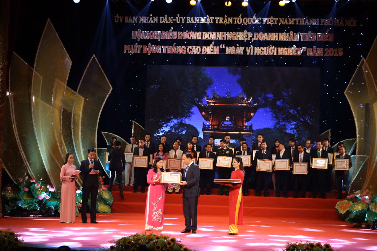 Dược sĩ Lê Thị Bình nhận danh hiệu “Doanh nhân tiêu biểu”.