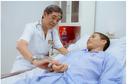 Tiến sĩ – Bác sĩ cao cấp Hoàng Đình Chân – Giám đốc chuyên môn Bệnh viện Ung bướu Hưng Việt vừa là bác sĩ điều trị bệnh lý vừa là bác sĩ tinh thần cho bệnh nhân.