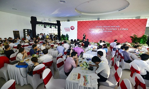 Chính thức khai trương và mở cửa đón khách tham quan từ 15/6, biệt thự mẫu Vinhomes Thăng Long nằm ngay bên hồ điều hòa trong khuôn viên dự án để khách hàng có được hình dung chính xác nhất về ngôi nhà tương lai của mình. Sự kiện đã thu hút hàng trăm khách hàng tới tham dự.