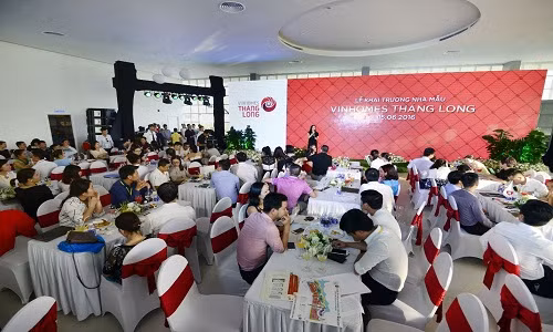 Chính thức khai trương và mở cửa đón khách tham quan từ 15/6, biệt thự mẫu Vinhomes Thăng Long nằm ngay bên hồ điều hòa trong khuôn viên dự án để khách hàng có được hình dung chính xác nhất về ngôi nhà tương lai của mình. Sự kiện đã thu hút hàng trăm khách hàng tới tham dự.